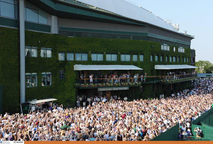 Andy festeggia con i tifosi all&#39;esterno del campo centrale di Wimbledon (Action Images)